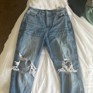Hollister 7R w28 l27 curvy ultra high rise mom jean!! Worn only a few times!